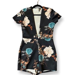 Misguided Floral Romper, plunge  V neck, silky fabric, short sleeve , size 6,
